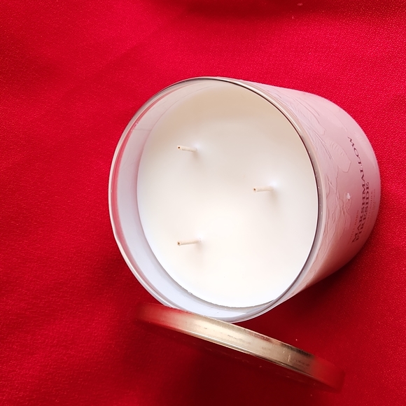 Bath and Body Works Candle - Picture 2 of 3